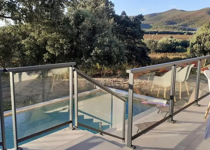 Rossa Contemporaine Piscine Chauffée